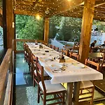 - Vellezerit Doka Hotel *